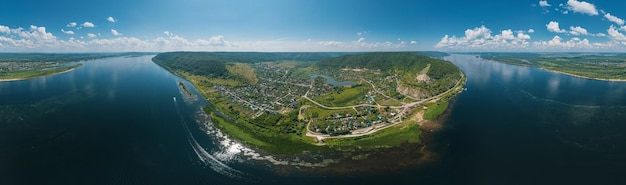 Panorama esférico 360 grados viaje a Rusia el río Volga Rusia Central Samara Luka Paisaje de verano en las montañas Zhiguli en el Volga Rusia