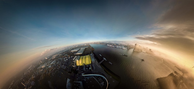 Panorama esférico al amanecer desde el puerto de Hamburgo