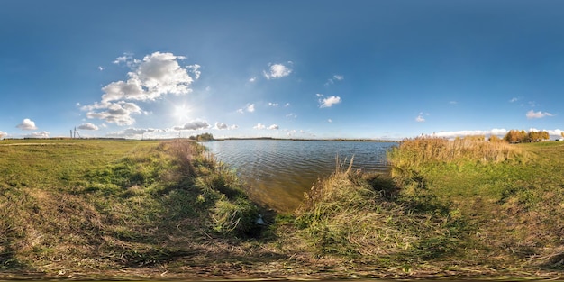 Panorama esférico completo sem costura 360 graus vista de ângulo de outono dourado perto da margem do lago largo em dia ensolarado 360 panorama em projeção equirretangular pronto VR AR conteúdo de realidade virtual
