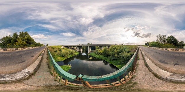 Panorama esférico completo sem costura 360 por 180 vista de ângulo perto de grande ponte enorme sobre o rio em conteúdo de realidade virtual VR skybox de projeção equirretangular