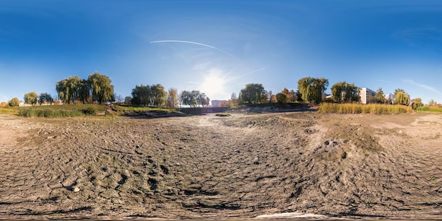 Foto panorama esférico completo sem costura visão de ângulo de 360 graus no fundo da lagoa seca no jardim da área residencial em conteúdo de realidade virtual vr ar pronto para projeção equirretangular