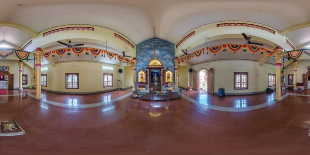 Foto panorama esférico sin costuras hdr 360 dentro del templo hindú en la ciudad india en proyección equirectangular