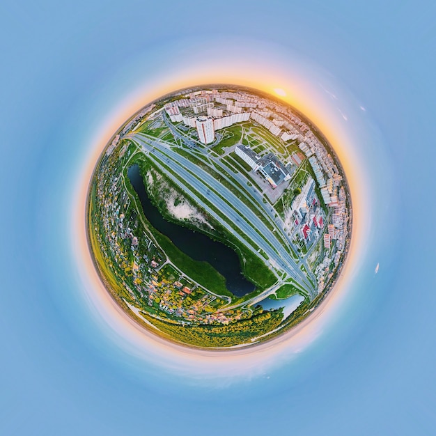 Panorama esférico de 360 graus do nascer do sol sobre a paisagem urbana com estradas urbanas e edifícios residenciais. Pequeno panorama do planeta