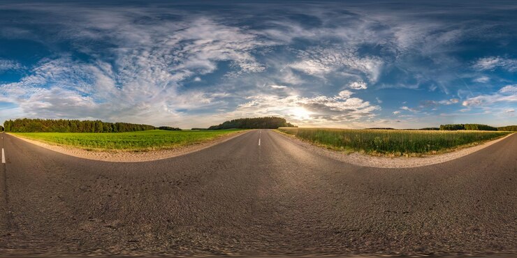 Panorama esférico hdri vista de ângulo de 360 graus na estrada de asfalto entre campos no pôr do sol da noite de verão com nuvens impressionantes em projeção equirretangular pronta VR AR conteúdo de realidade virtual
