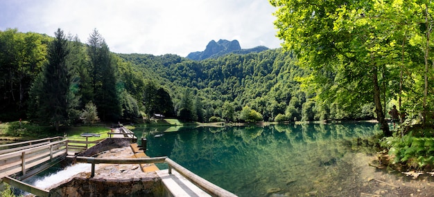 Panorama de etang de Bethmale, montañas de los Pirineos franceses