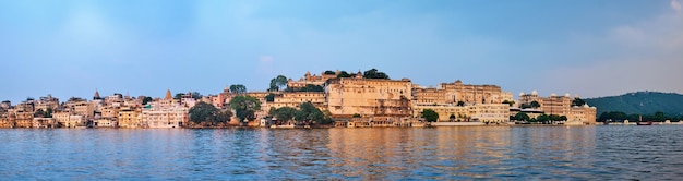 Panorama del famoso lujo romántico Rajasthan punto de referencia turístico indio Udaipur Palacio de la ciudad al atardecer con cielo nublado Udaipur India