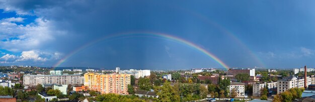 Panorama fascinante de una ciudad europea con un gran arco iris hermoso