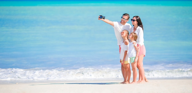 Panorama de feliz hermosa familia en la playa