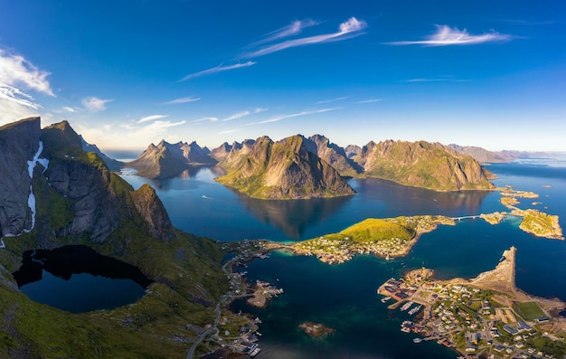 Panorama de los fiordos de las montañas y de los pueblos pesqueros en las islas de Lofoten Noruega