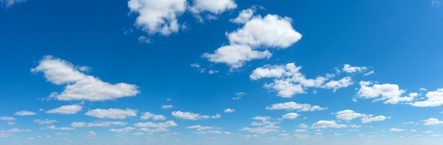 Panorama flauschige Wolke im blauen Himmel.