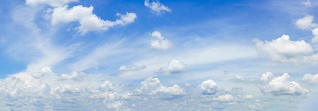 Foto panorama flauschige wolken gegen den blauen himmel.