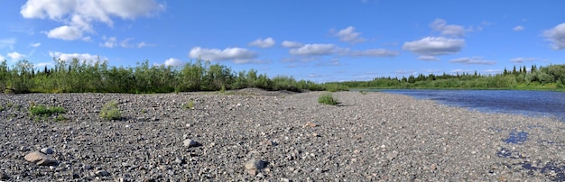 Panorama-Flusslandschaft im polaren Ural