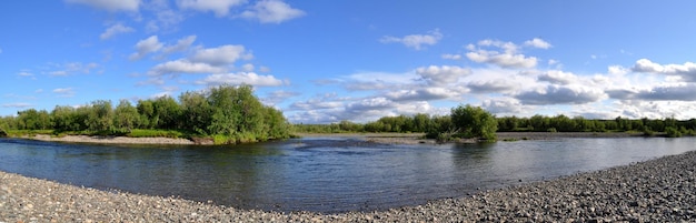 Panorama-Flusslandschaft im polaren Ural