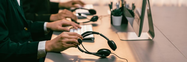 Panorama-Fokus-Headset auf dem Schreibtisch des Call-Center-Arbeitsraums mit Blur-Operator Prodigy