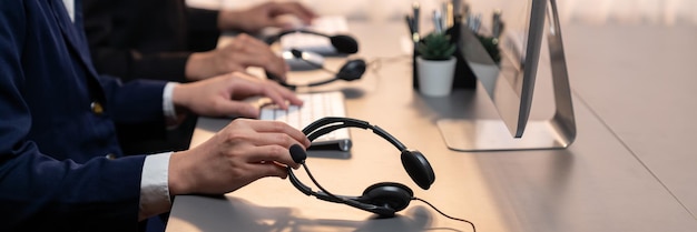 Panorama-Fokus-Headset auf dem Schreibtisch des Callcenters mit Unschärfe-Operator Prodigy