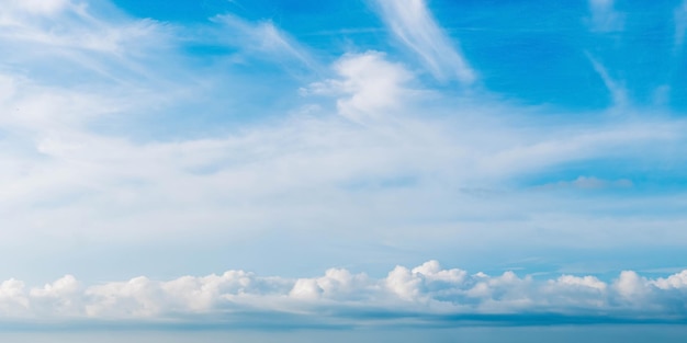 PANORAMA foto real paisaje de nubes natural papel tapiz Hermoso blanco esponjoso cúmulos nubes verano cielo azul calma horizonte horizonte Concepto relajarse estado de ánimo más colección de tamaño y tono en stock