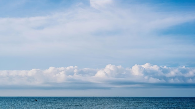 PANORAMA foto real paisaje de nubes natural papel tapiz Hermoso blanco esponjoso cúmulos nubes verano cielo azul mar en calma horizonte horizonte Concepto relajarse estado de ánimo más colección de tamaño y tono en stock