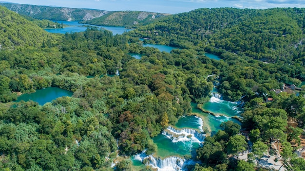 Panorama de fotografía aérea croata del parque nacional de plitvice de croacia