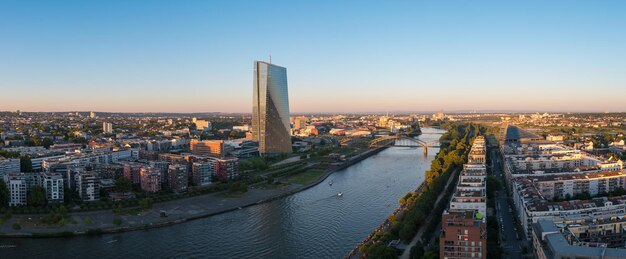 Foto panorama de frankfurt con el banco central europeo ezb al atardecer