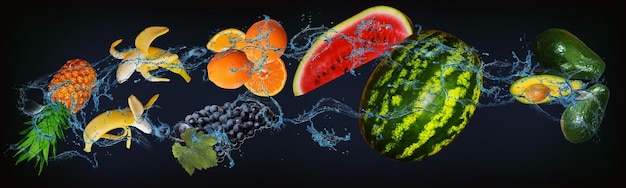 Panorama con frutas jugosas en agua aguacate sandía naranja uva plátano piña tiene ingredientes útiles vitaminas y minerales