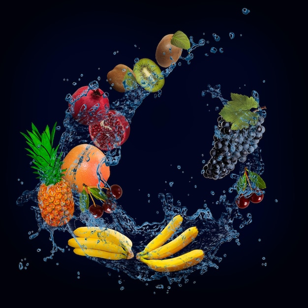 Panorama con frutas en salpicaduras de agua jugosas kiwi granada pomelo piña cereza plátano uvas están llenas de vitaminas y nutrientes