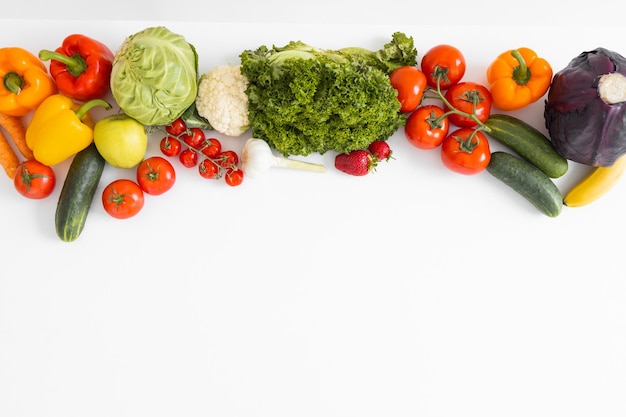 Foto panorama de frutas y verduras frescas sobre fondo blanco.