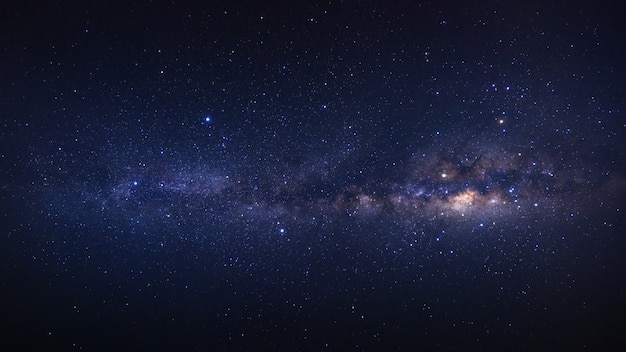 Panorama galaxia claramente vía láctea con estrellas y polvo espacial en el universo