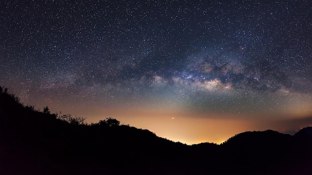 Panorama de la galaxia de la Vía Láctea en la alta montaña de Doi Luang Chiang Dao en la provincia de Chiang Mai, Tailandia