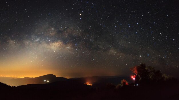 Panorama de la galaxia de la Vía Láctea con la ciudad de la luz en Doi inthanon Chiang mai Tailandia