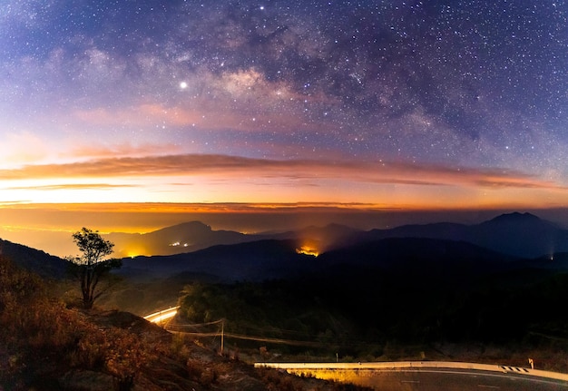 Panorama de la galaxia de la Vía Láctea con la ciudad de la luz en Doi inthanon Chiang mai Tailandia