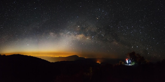 Panorama Galaxia de la Vía Láctea en Doi inthanon Chiang mai Tailandia Fotografía de larga exposición con grano