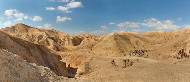 Panorama de la garganta del lecho seco del río OG cerca del Mar Muerto en Israel