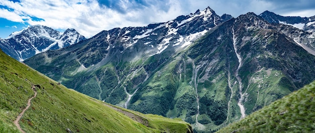 Panorama-Gebirgslandschaft im Sommer Schönes Land mit hohen Bergen Blauer Himmel mit weißen Wolken Erstaunliche Szene mit Bergen