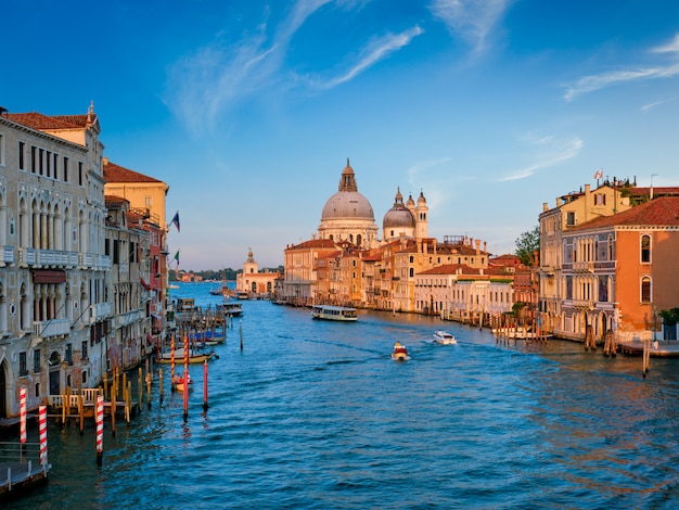 Panorama del Gran Canal de Venecia y la iglesia de Santa Maria della Salute al atardecer