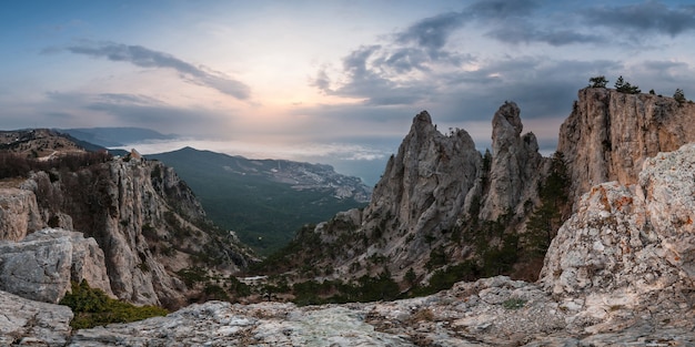 Panorama große Berge bei Sonnenaufgang