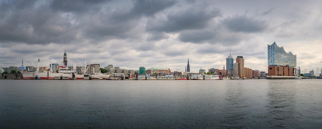 Panorama de Hamburgo en tiempo ventoso