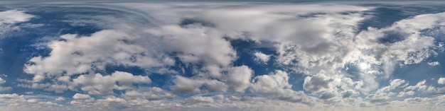 Panorama hdri 360 de cielo azul con sol y nubes cúmulos con cenit en proyección equirectangular esférica puede usarse para reemplazo de cúpula de cielo en gráficos 3d o desarrollo de juegos y edición de drones