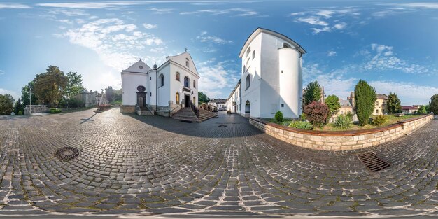 Panorama hdri esférico completo de 360 grados en el patio cerca de la iglesia ortodoxa en proyección equirectangular con contenido cenit y nadir VR