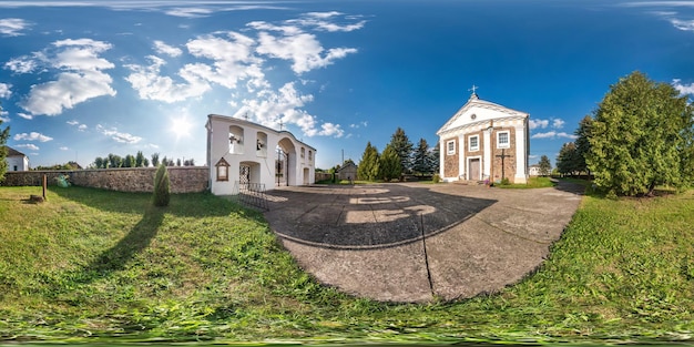 Panorama hdri esférico completo sem costura ângulo de 360 graus em pequena vila com arquitetura decorativa de estilo medieval igreja em projeção esférica equirretangular com conteúdo vr zênite e nadir