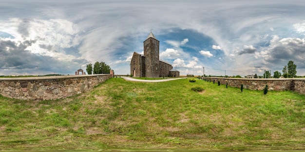 Panorama hdri esférico completo sem costura ângulo de 360 graus em pequena vila com arquitetura decorativa de estilo medieval igreja em projeção esférica equirretangular com conteúdo vr zênite e nadir