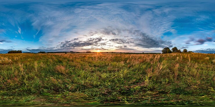 Panorama hdri esférico completo sem costura visão de ângulo de 360 graus entre campos no pôr do sol da noite de verão com belas nuvens em projeção equirretangular pronta para conteúdo VR AR