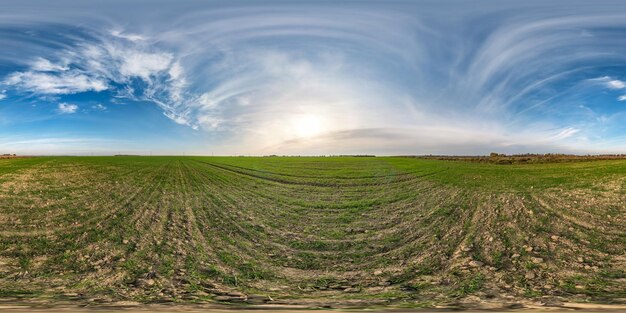 Foto panorama hdri esférico completo sem costura vista de ângulo de 360 graus entre campos em dia ensolarado de outono com nuvens impressionantes em projeção equirretangular com zênite e nadir pronto para realidade virtual vr ar