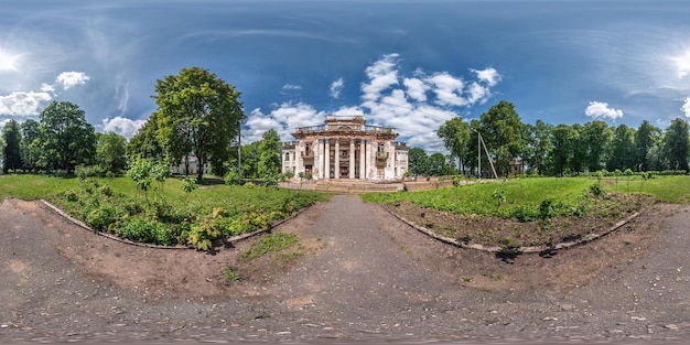 Panorama hdri esférico completo sem costura vista de ângulo de 360 graus perto de pedra abandonada palácio em ruínas e complexo de parque em projeção equirretangular VR AR conteúdo de realidade virtual