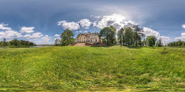 Panorama hdri esférico completo sem costura vista de ângulo de 360 graus perto de pedra abandonada palácio em ruínas e complexo de parque em projeção equirretangular VR AR conteúdo de realidade virtual