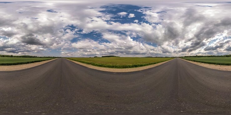 Panorama hdri sem costura esférico completo vista de ângulo de 360 graus em estrada de asfalto sem tráfego entre campos com céu nublado em conteúdo de VR AR de projeção equirretangular