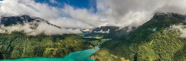 Panorama Hermosa naturaleza paisaje natural de Noruega. lago lovatnet valle de Lodal.