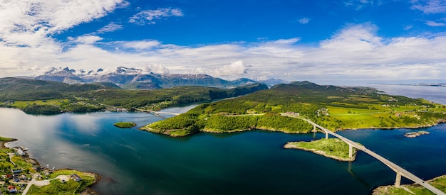 Panorama Hermosa naturaleza paisaje natural de Noruega. Remolinos de la vorágine de Saltstraumen, Nordland, Noruega