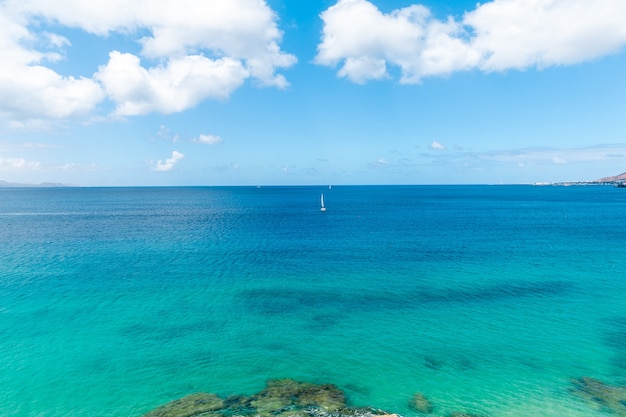 Panorama de la hermosa playa y el mar tropical de Lanzarote. Canarias