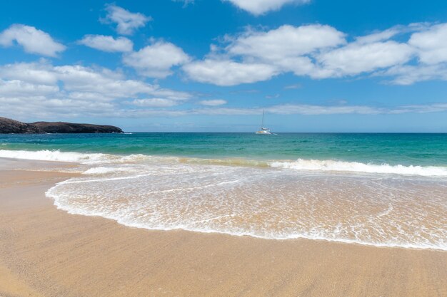 Panorama de la hermosa playa y el mar tropical de Lanzarote