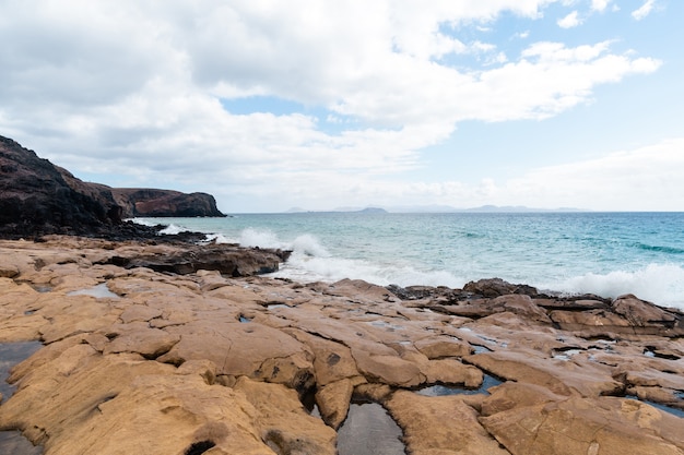 Panorama de la hermosa playa y el mar tropical de Lanzarote